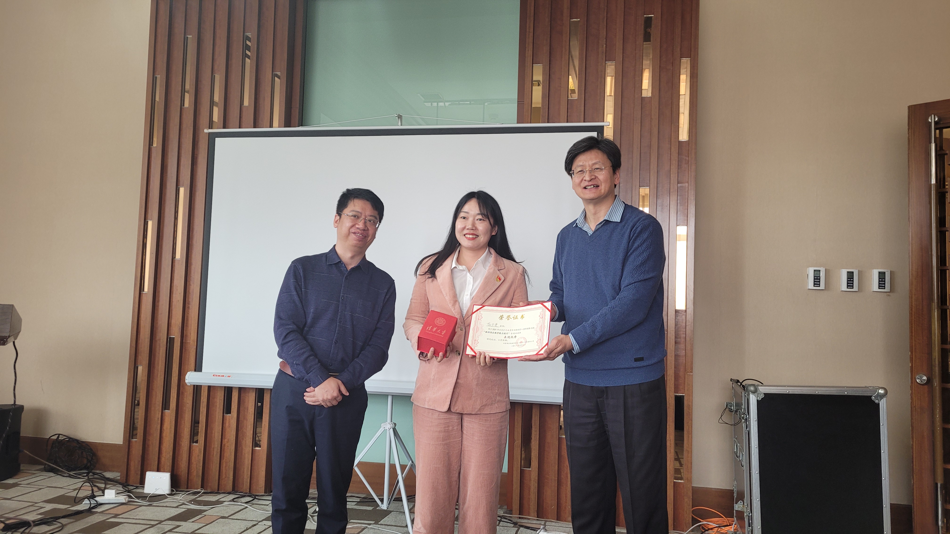 其中包括了我院马晓征,范少雯,潘磊,孙欣以及季丁五位老师的作品